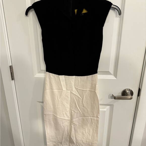 Nicole Miller, Cream Black dress, with keyhole, Size 2 - Picture 3 of 5